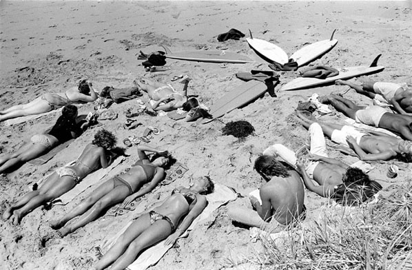 Серферы на пляже