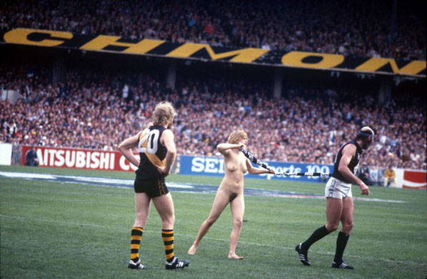 Страйкер на поле